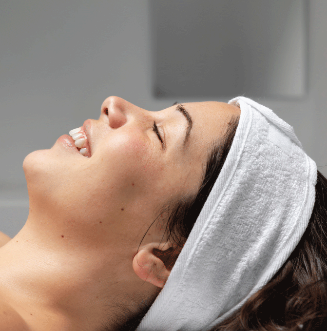 The glass glow peel - with led therapy and resue mask
